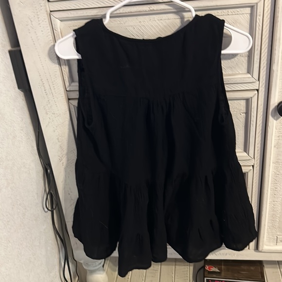 Black loose fitting sleeveless blouse - Picture 4 of 5